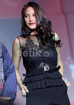 So Sexy... Pevita Pearce Berbaju Menerawang