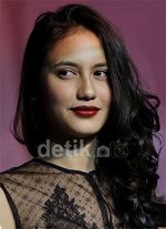 So Sexy... Pevita Pearce Berbaju Menerawang