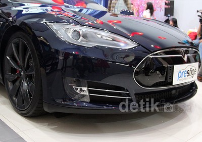 Mobil Listrik Tesla Meluncur di Jakarta