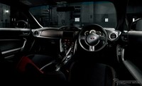 Sementara di interiornya, Toyota menempelkan kulit pada jok dan setirnya. Terlihat emblem Cb di beberapa bagian interiornya. Speedometernya pun memiliki desain baru. Pool/dok Response.