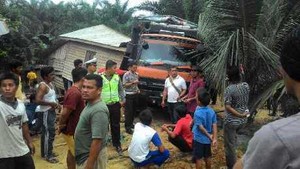 Gagal Menanjak, Truk Fuso Hantam Rumah Warga dan Tewaskan 3 Orang