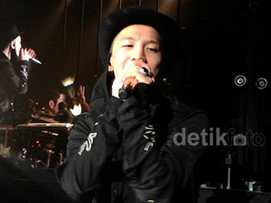 Rehearsal Sebelum Konser di Jakarta, Taeyang Bigbang Pamer Cincin Batu Akik