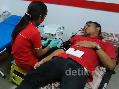 Sekantong Darah Gantikan Mawar dan Cokelat