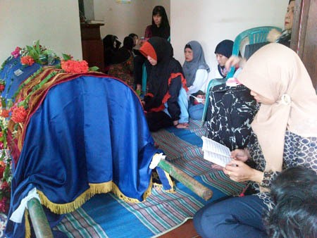 Suasana Duka di Rumah Alex Komang Sebelum Pemakaman