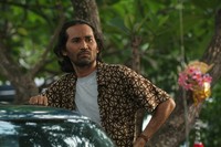 Penampilannya Alex yang khas, dan nyaris tak berubah dari waktu ke waktu: rambut ikal gondrong, dan brewok yang hampir menutupi seluruh bagian bawah wajahnya. (Dok. Film Long Road to Heaven)