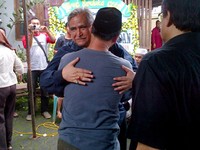 Ia langsung bersalaman dan memeluk keluarga Alex.
