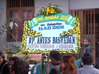 Tampak satu karangan bunga dari Menteri Pendidikan dan Kebudayaan Anies Baswedan ditempatkan di dekat pintu masuk.