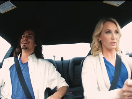 Cewek Pirang Ini Tipu Banyak Pria dengan Mustang-nya