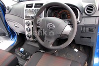 Bagian interior, tampang lebih eksklusif juga terlihat pada bagian dashboard. Terlebih pemilihan 2 tone warna yakni hitam dan silver menambah kesan eksklusif.