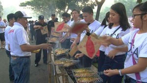 Kampanye Makan Sehat, Siswa SD hingga SMA Bakar 2 Ton Ikan di CFD Bintaro
