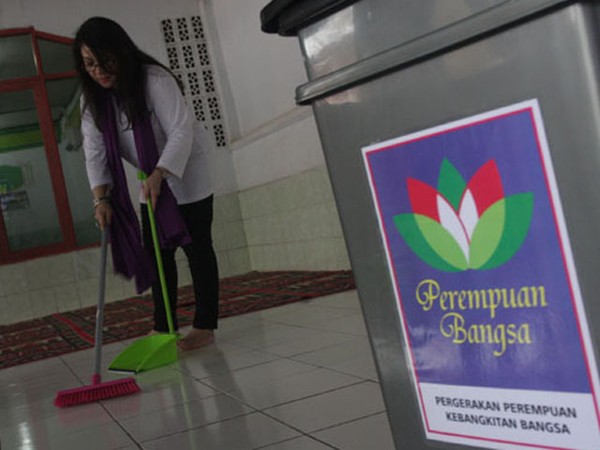 Perempuan Bangsa  Bersihkan Tempat Ibadah