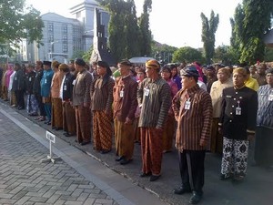 PNS Wajib Pakai Baju Adat, ini Suasana Apel Bernuansa Jawa di Pemprov Jateng