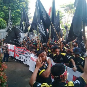 Jelang Putusan, Massa Pendukung BG Bernyanyi dan Berorasi di PN Jaksel
