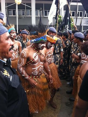 10 Pendukung BG Berkostum Papua Menari-nari di PN Jaksel