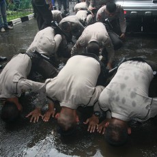 Polisi Sujud Syukur di PN Jaksel Usai BG Menang, Begini Penampakannya