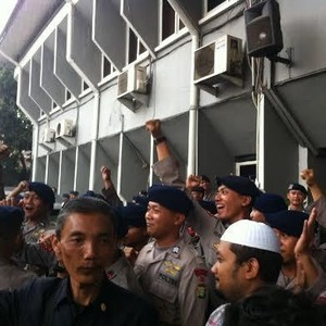 Aneka Ekspresi Gembira Polisi Menyambut Kemenangan Komjen BG