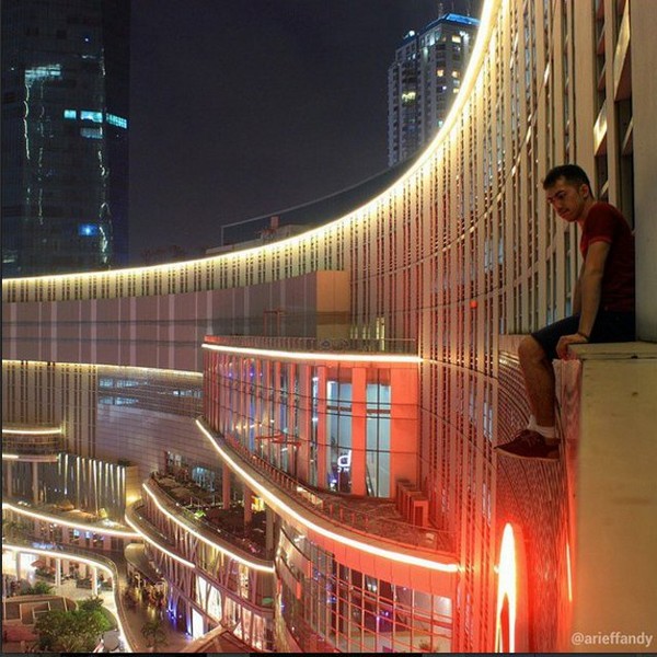 Foto Keren yang Bikin Merinding dari Arief Rooftoper