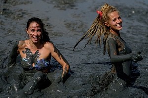 Para Gadis Seksi Berbikini di Karnaval Lumpur Brasil