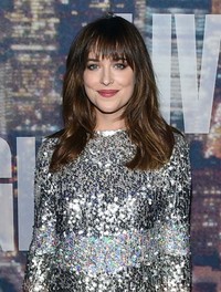 Tebar senyum manis, aktris berusia 25 tahun itu terlihat menawan. Larry Busacca/Getty Images/detikFoto.