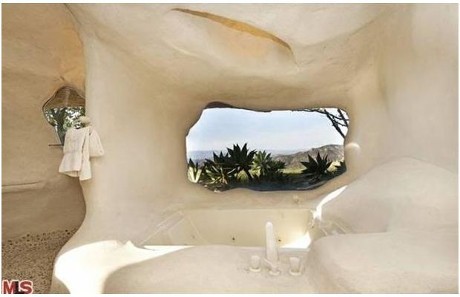 Wow! Kamar Mandi Ini Terbuat dari Batu seperti di The Flinstone