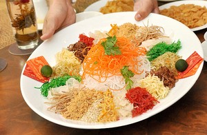 Nian Gao Nuansa Emas, Yee Sang dan Barongsai Meriahkan Imlek di Hotel Mulia Senayan