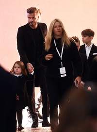 Tiba di lokasi acara pada Minggu (15/2/2015) di New York, Amerika Serikat, David Beckham dan anak-anaknya terlihat kompak lewat busana serba hitam yang elegan. Jewl Samad/AFP/Getty Images/detikFoto.