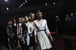 Kendall Jenner Seksi Dalam Gaun Putih