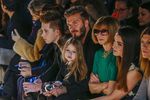 Hot Dad! David Beckham Eksis Bareng Anak-anaknya di Fashion Show Victoria