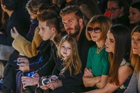 Brooklyn, Harper, Romeo, dan Cruz turut hadir mendukung sang ibu Victoria Beckham di fashion show terbarunya. REUTERS/Lucas Jackson/detikFoto.