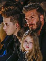 Hot Dad! David Beckham Eksis Bareng Anak-anaknya di Fashion Show Victoria