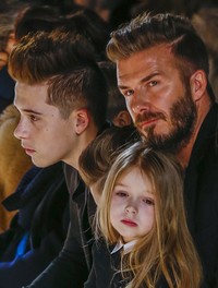 Cruz nampak imut dan lucu saat dipangku oleh Beckham. REUTERS/Lucas Jackson/detikFoto.