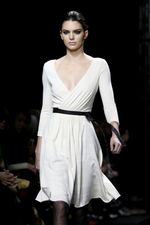 Kendall Jenner Seksi Dalam Gaun Putih
