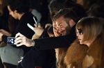 Hot Dad! David Beckham Eksis Bareng Anak-anaknya di Fashion Show Victoria
