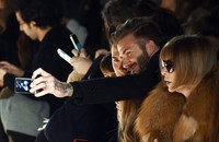 Di sela acara, Beckham juga terlihat asyik selfie bersama keempat anaknya. Jewl Samad/AFP/Getty Images/detikFoto.