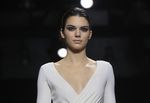 Kendall Jenner Seksi Dalam Gaun Putih