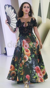 Alexandra Gottardo menjadi salah satu artis yang ikut lenggak-lenggok memperagakan busana dari Denny Wirawan bertajuk 'Fascinate Infinite Glow Soiree' di acara Beauty Showcase Senayan City. Saat di catwalk, artis berusia 30 tahun itu tampak hot dengan busana yang superseksi.