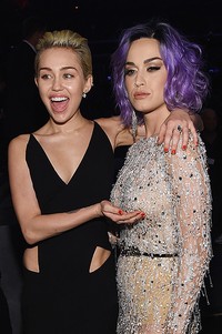 Miley Cyrus dam Katy Perry tampak akrab di belakang panggung Grammy Awards 2015. Saat berpose di depan kamera, pelantun 'We Can't Stop' itu pun menyentuh payudara Katy.