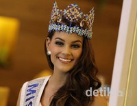 Rolene yang berasal dari Afrika Selatan, menebar senyumannya saat menghadiri acara tersebut. palevi/detikHOT