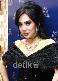 Bukan Syahrini namanya kalau tidak tampil glamour. Baru-baru ini, si Princess kembali menjadi pusat perhatian ketika mengenakan perhiasan senilai Rp 5 miliar.     