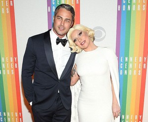 Resmi Bertunangan, Lady Gaga Pamer Cincin Berlian Bentuk Hati
