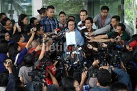 Kuasa hukum Bambang Widjajanto itu mengaku ditunjuk untuk menjadi pengacara Ketua Komisi Pemberantasan Korupsi Abraham Samad yang baru saja ditetapkan sebagai tersangka kasus dugaan pemalsuan dokumen oleh Kepolisian.