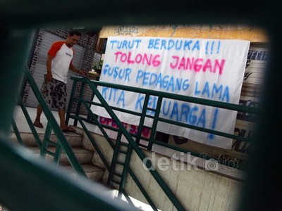 Spanduk Solidaritas untuk PKL Pasar Santa