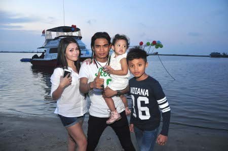 Anak Ultah, Charly Setia Band Rayakan di Atas Speed Boat