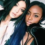 Gigi Emas Kylie Jenner