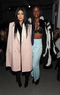 Kylie dan temannya saat hadiri fashion show Phillip Lim di New York, Amerika Serikat pada Senin (16/2/2015) waktu setempat. Craig Barritt/Getty Images/detikFoto.