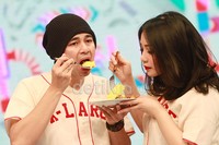 Laper! Raffi dan Gigi pun menghabiskan nasi kuning mereka. Pool/Gus Mun/detikFoto.