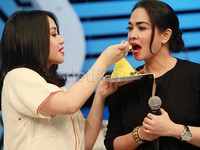 Gigi tak lupa menyuapi ibunda tercinta, Rita. Pool/Gus Mun/detikFoto.