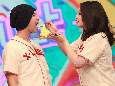 Aww... Ultah Bareng, Raffi dan Nagita Suap-suapan