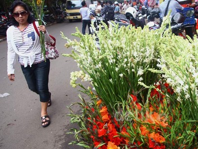 Jelang Imlek Penjual Bunga Diserbu Warga