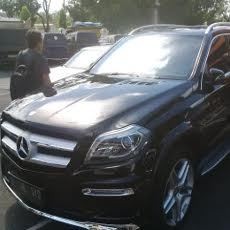 Kaca Mobil Mercedes Benz Dipecah, Ribuan Uang Dolar Raib